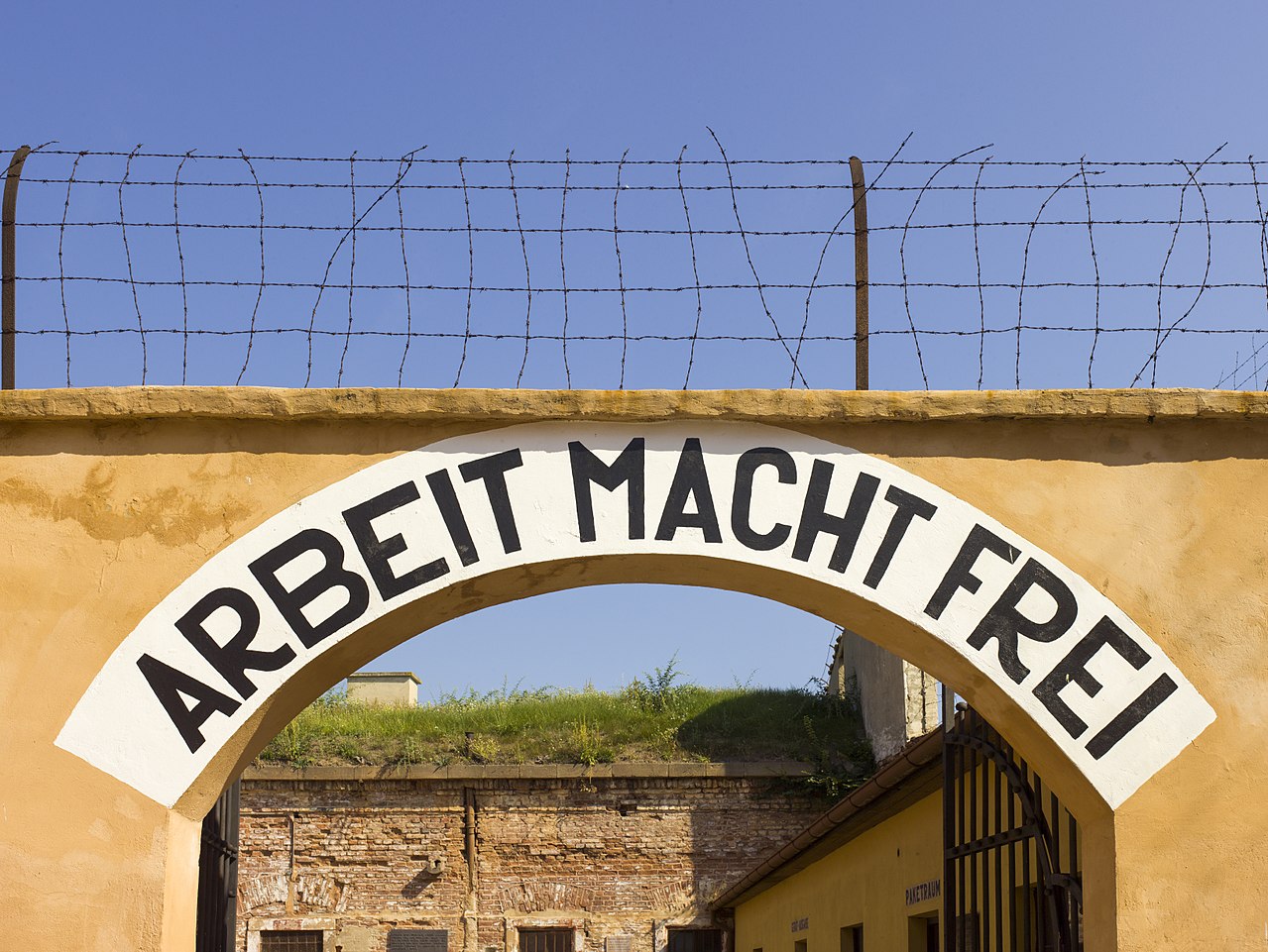 Original: https://upload.wikimedia.org/wikipedia/commons/thumb/2/26/Czech-2013-Theresienstadt-Arbeit_Macht_Frei_%28detail%29.jpg/1280px-Czech-2013-Theresienstadt-Arbeit_Macht_Frei_%28detail%29.jpg